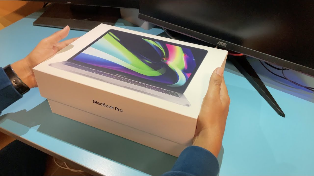 Unboxing MacBook Pro 13