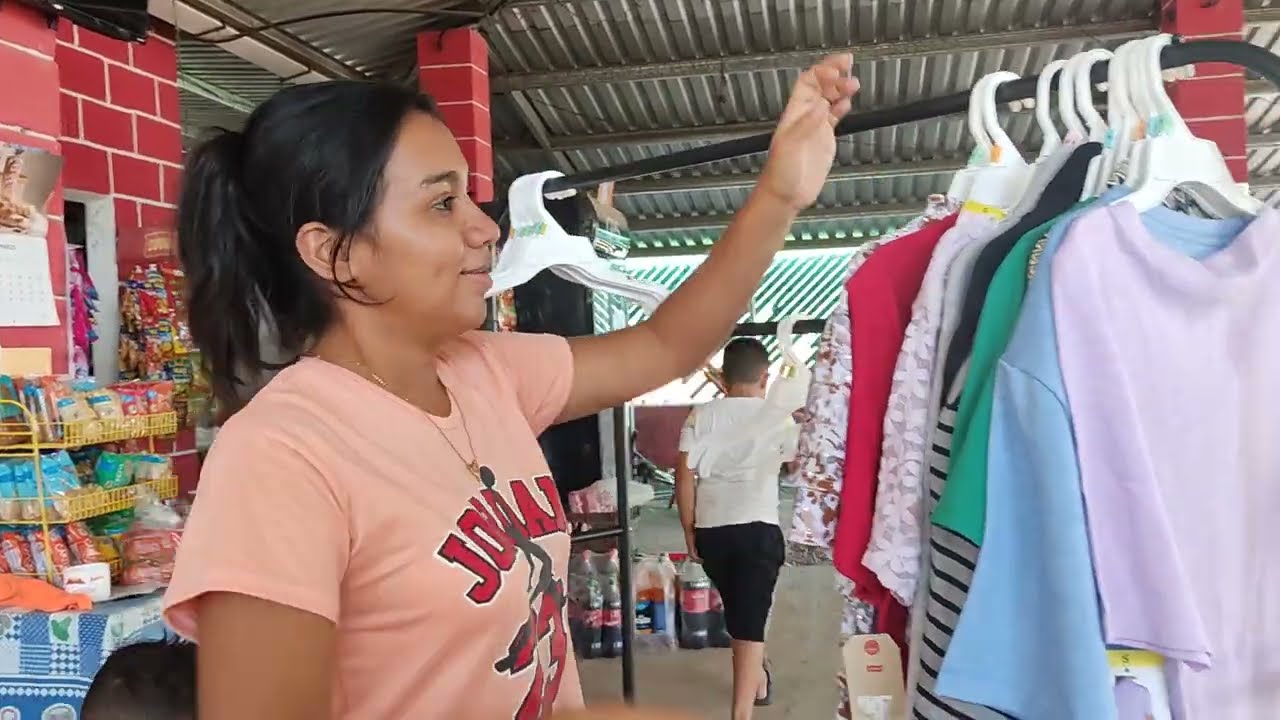 Compramos este mostrador para poner la ropa de venta, aquí les mostramos la ropa 