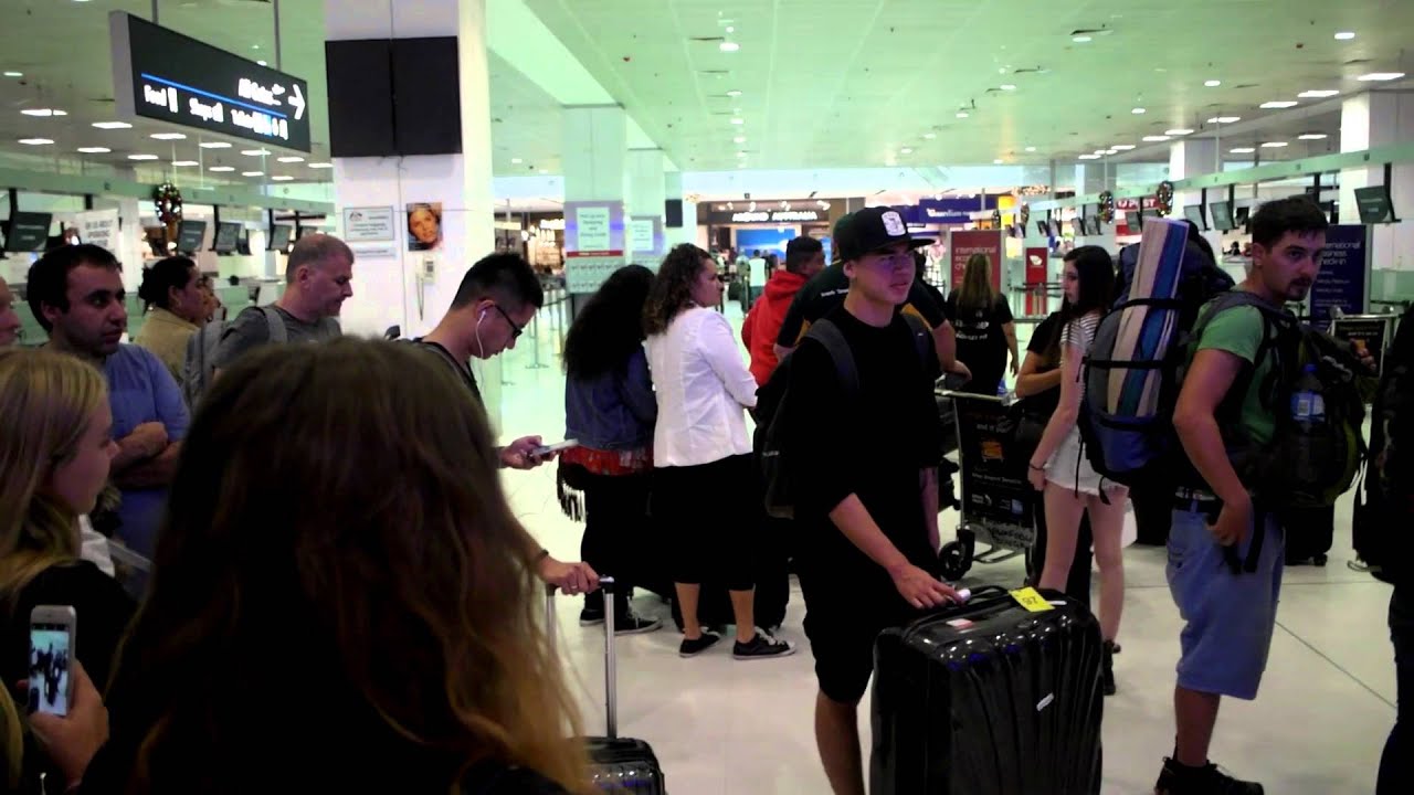 5sos arrive Sydney airport