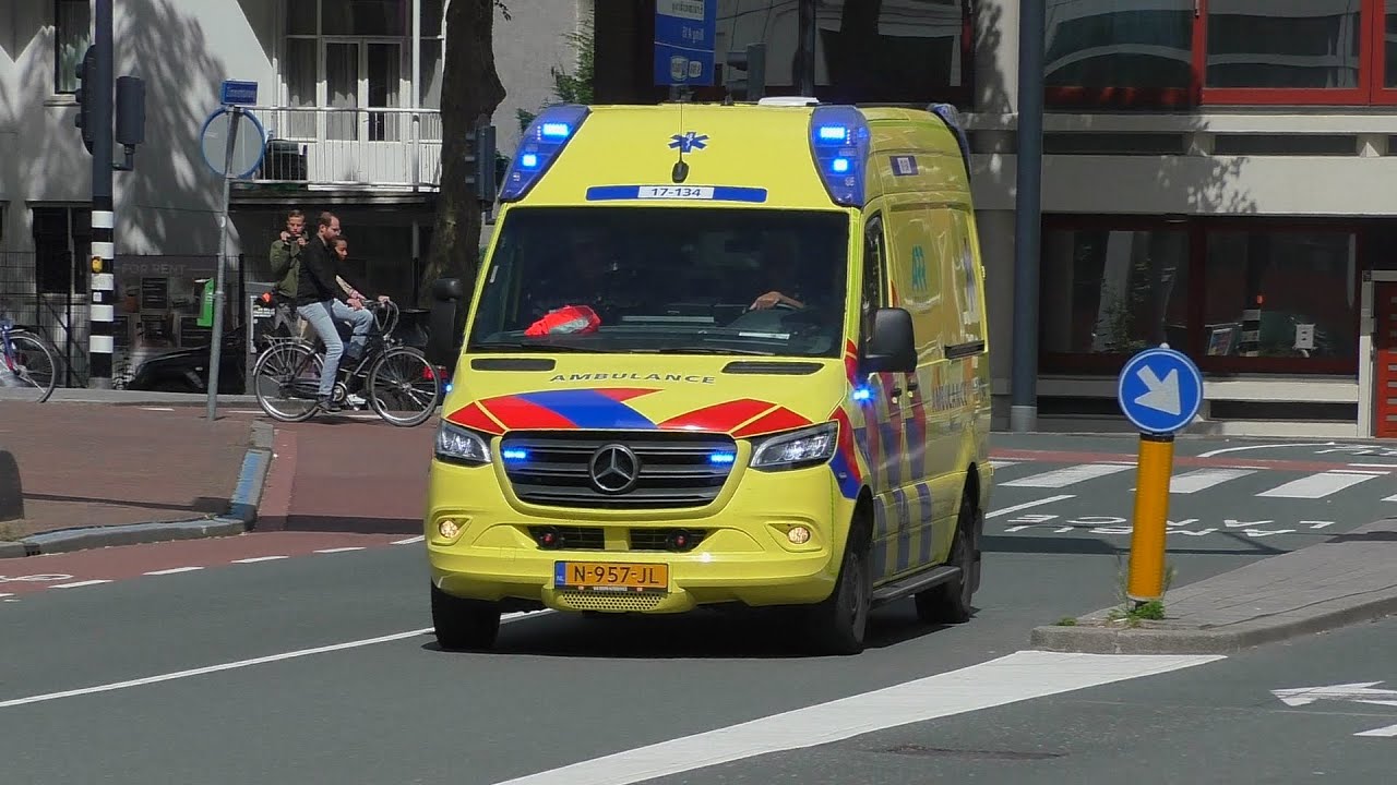 Verschillende Ambulances met spoed naar en van verschillende meldingen in Rotterdam e.o.