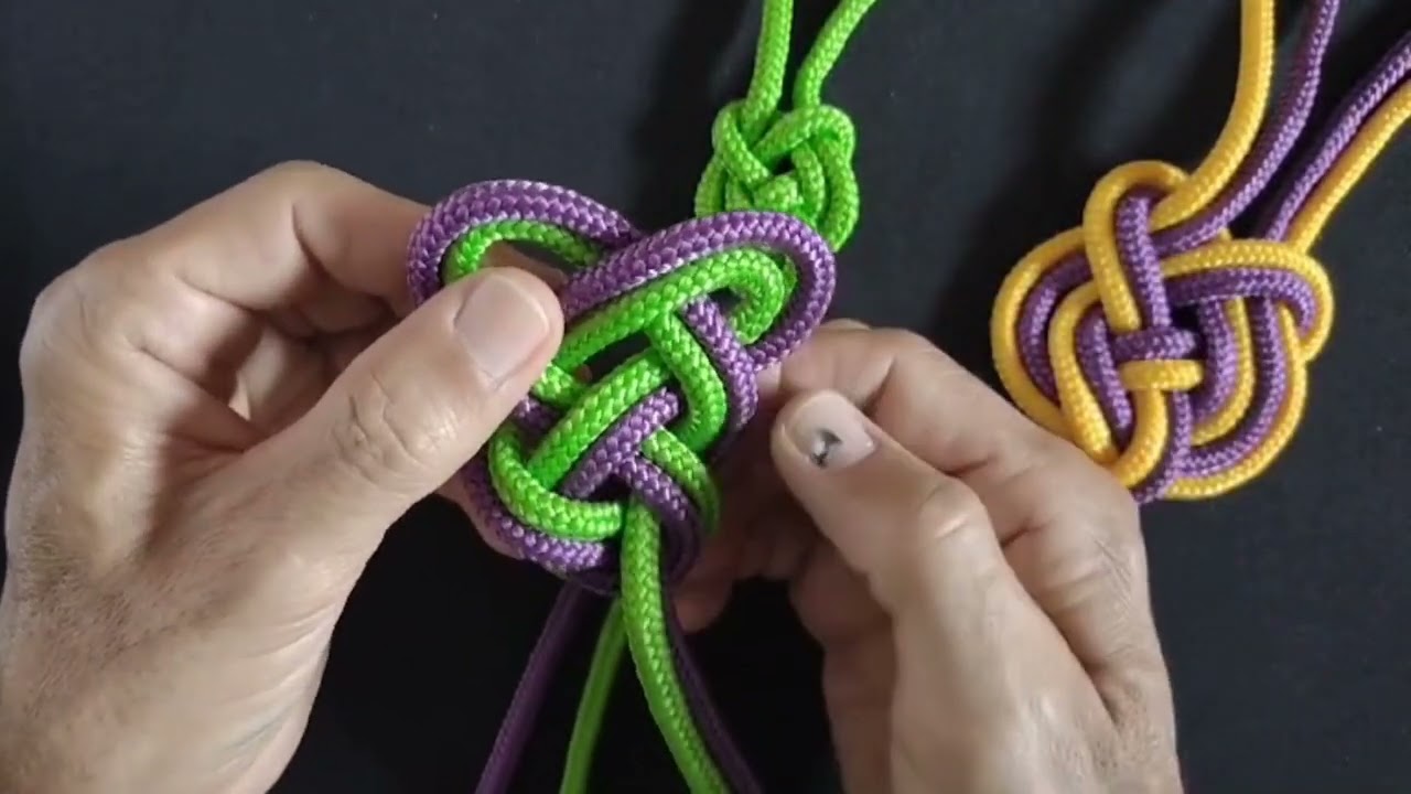Inserindo um pingente bonito na argola formada ao centro... #diy #colar #knots