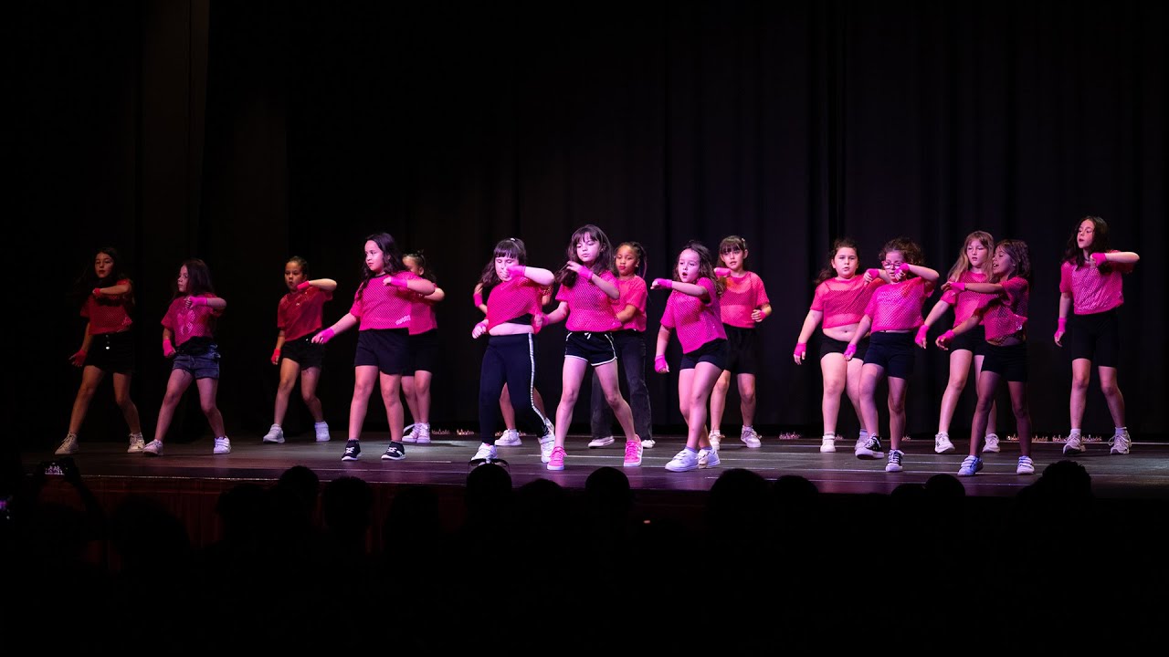 Exhibición Baile Moderno Carita triste, Mariposa y la Reina
