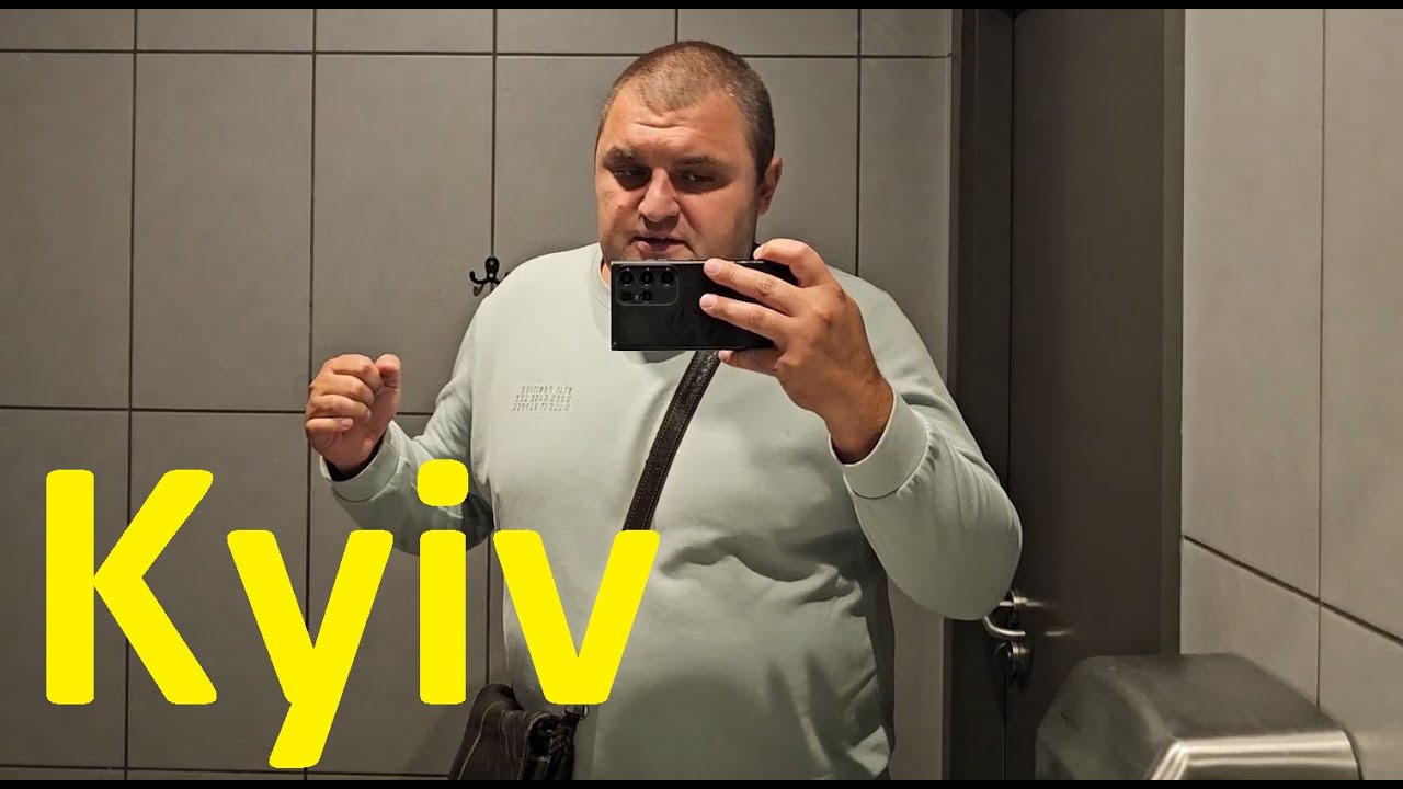Киев. Аллея Художников. Оболонь. Деньги - Счастье?