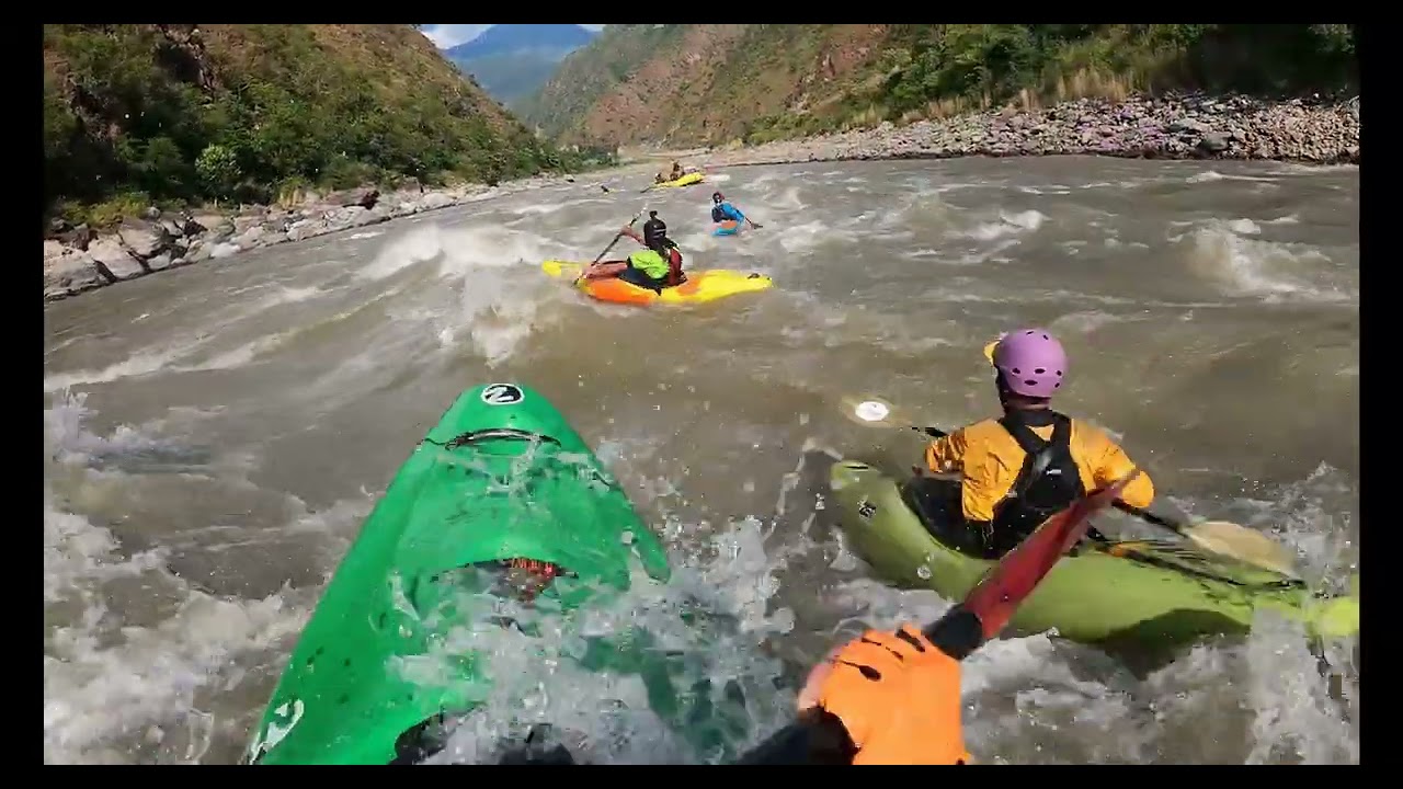 Kayak sur la rivière Sun Kosi au Népal