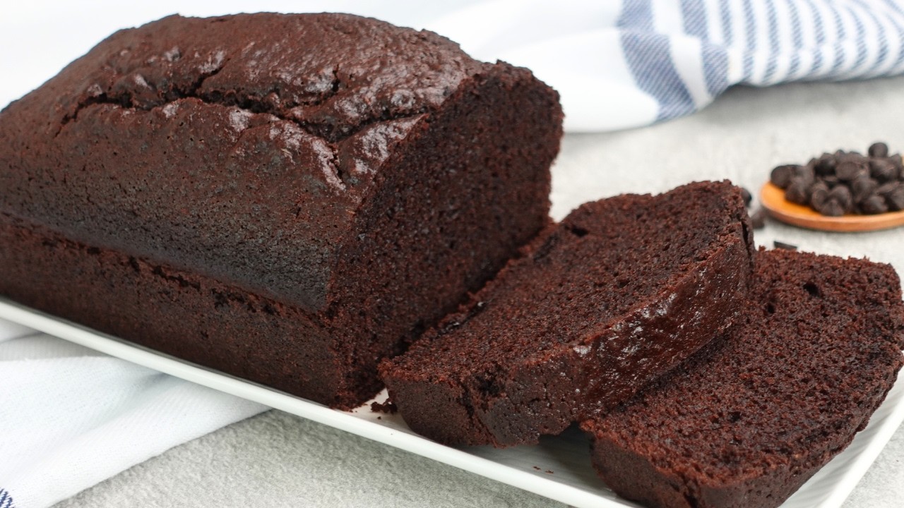 Super Easy & Moist Chocolate Loaf Cake – No Mixer Needed!