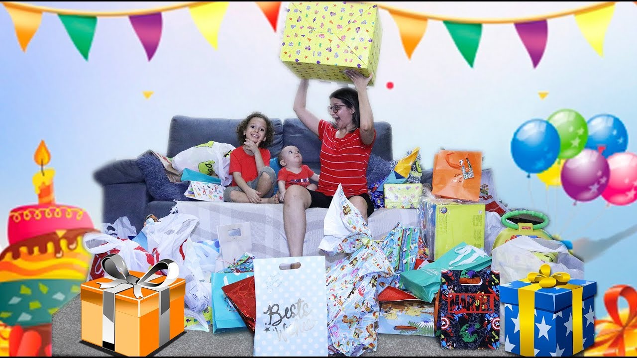 ANIVERSÁRIO DE 1 ANO DO CAIO ABRINDO TODOS  OS PRESENTES