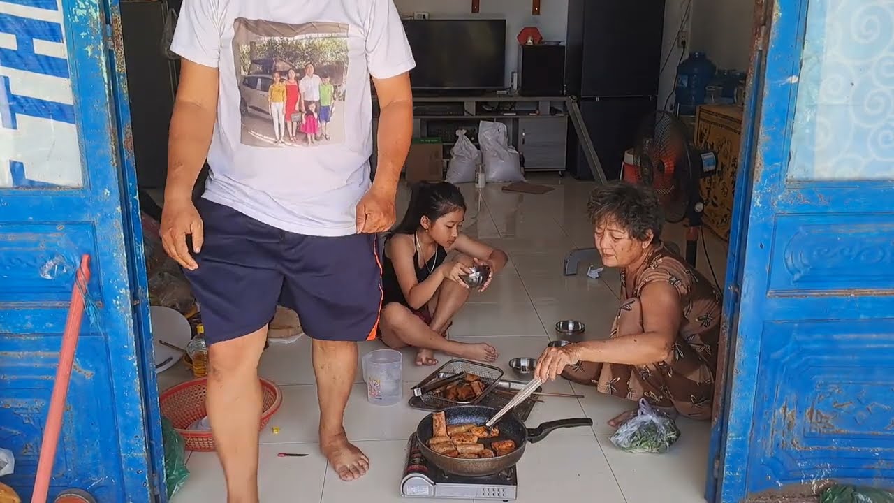 (23) Chiên chả giò nóng ngon