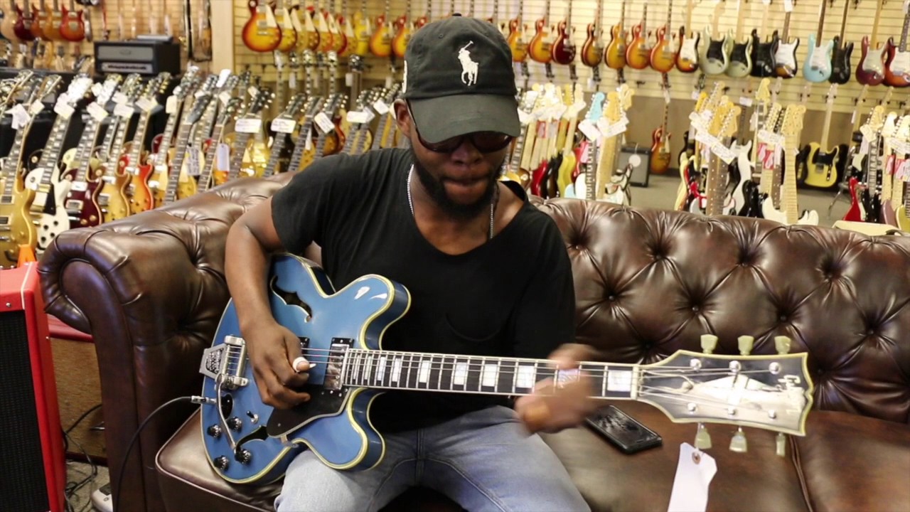 Эрик Уоллс играет на нашей гитаре Gibson ES-355 начала 70-х, отреставрированной в цвете Pelham Blue.