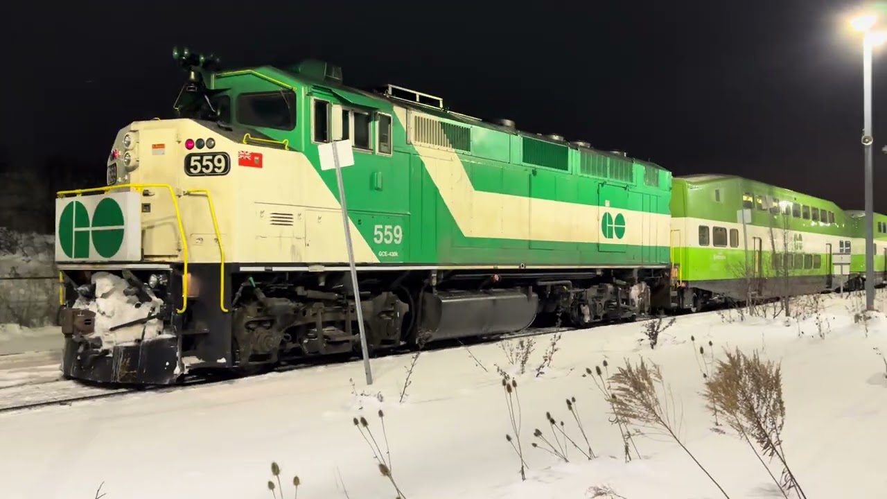 GO Cab 346 and GO F59PH 559 arriving and departing Lisgar January 30, 2026
