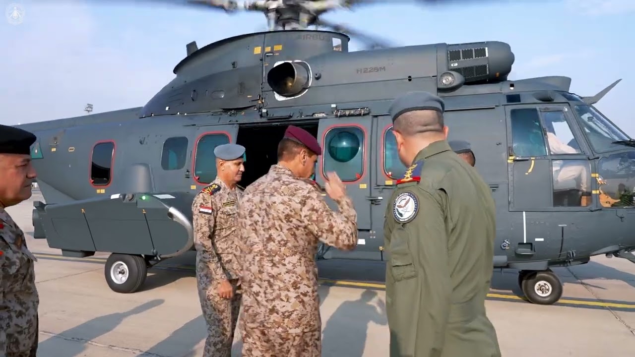 رئيس أركان الجيش يشرف على استلام طائرات الكاركال الفرنسية ويجري جولة في إحدى الطائرات جواً