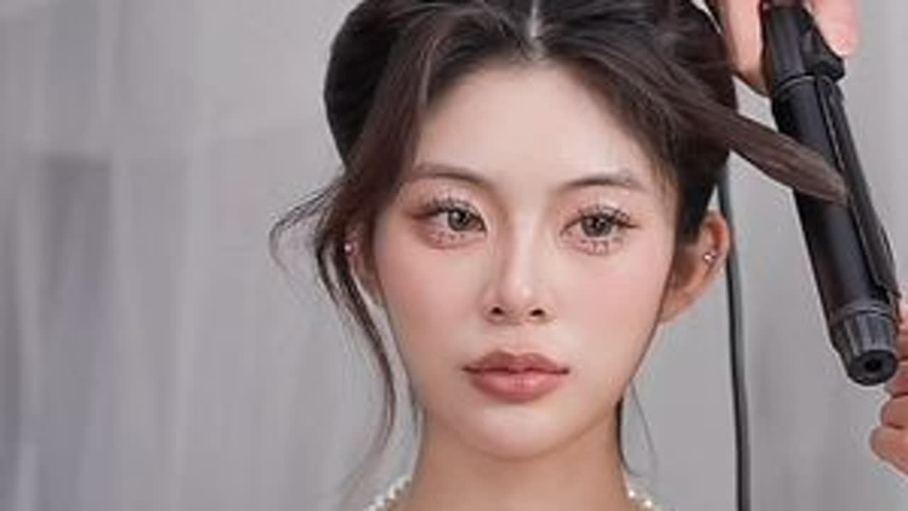 新娘主纱造型！公主头赫本包详细造型讲解手法！ 波波老师超级详细的赫本包公主头做法来啦！适合主纱也可以做减龄前区绝绝子好看～主打一个详细～#化妆师的工作日常 #白纱造型 #新娘造型 #喜看造...
