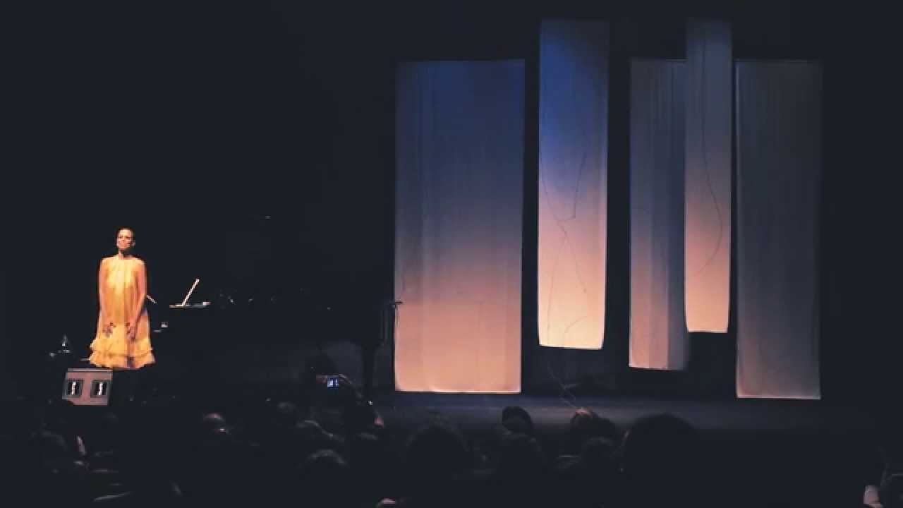 Cocoon (Björk/Thomas Knak) - Andrea dos Guimarães
