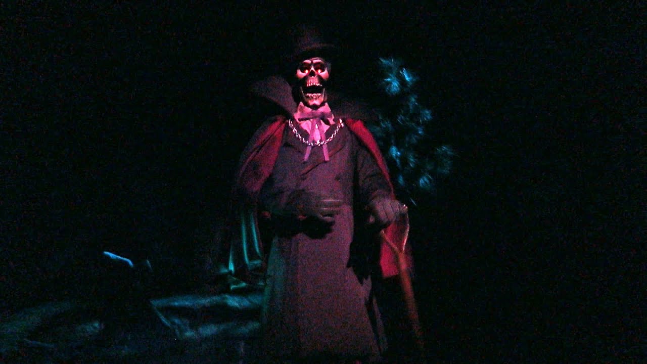 Disneyland Paris: Phantom Manor 2019 (onride POV)