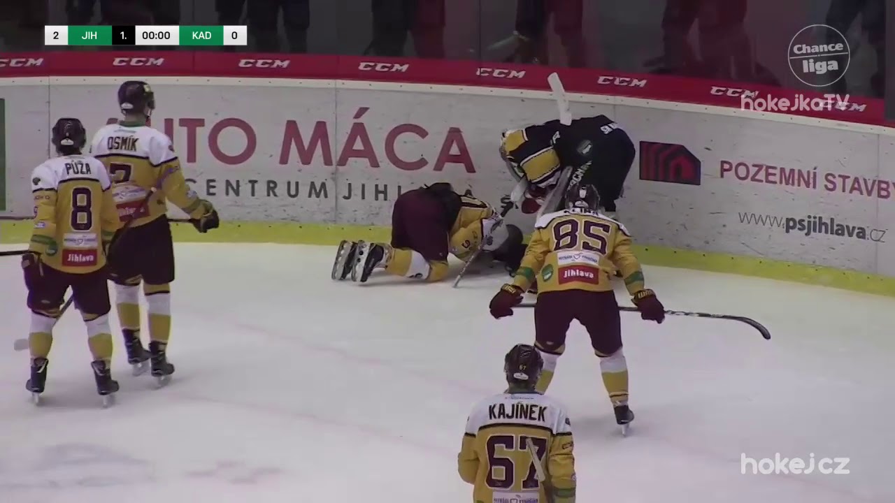 Čachotsk&eacute;mu tekla krev. Na mantinel ho přim&aacute;čkl Folt&yacute;n