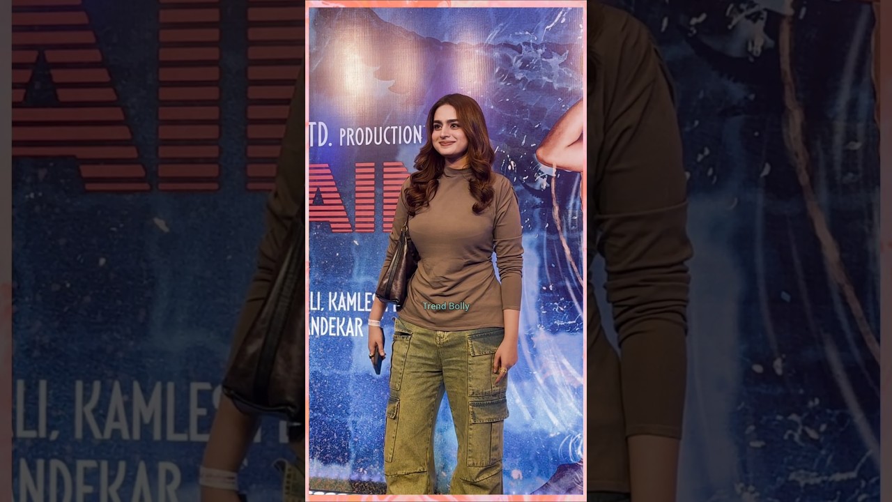 #dhurandharmovie #shararat #actress #ayeshakhan Dimple Happy Face at #tuyaamain #moviescreening