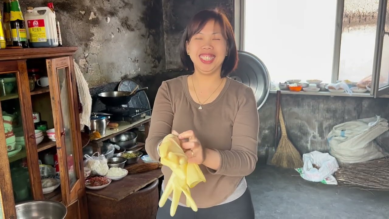 MEMBERSIHKAN TANAMAN BAWANG DAN MEMBUAT DUMPING UNTUK MERTUA