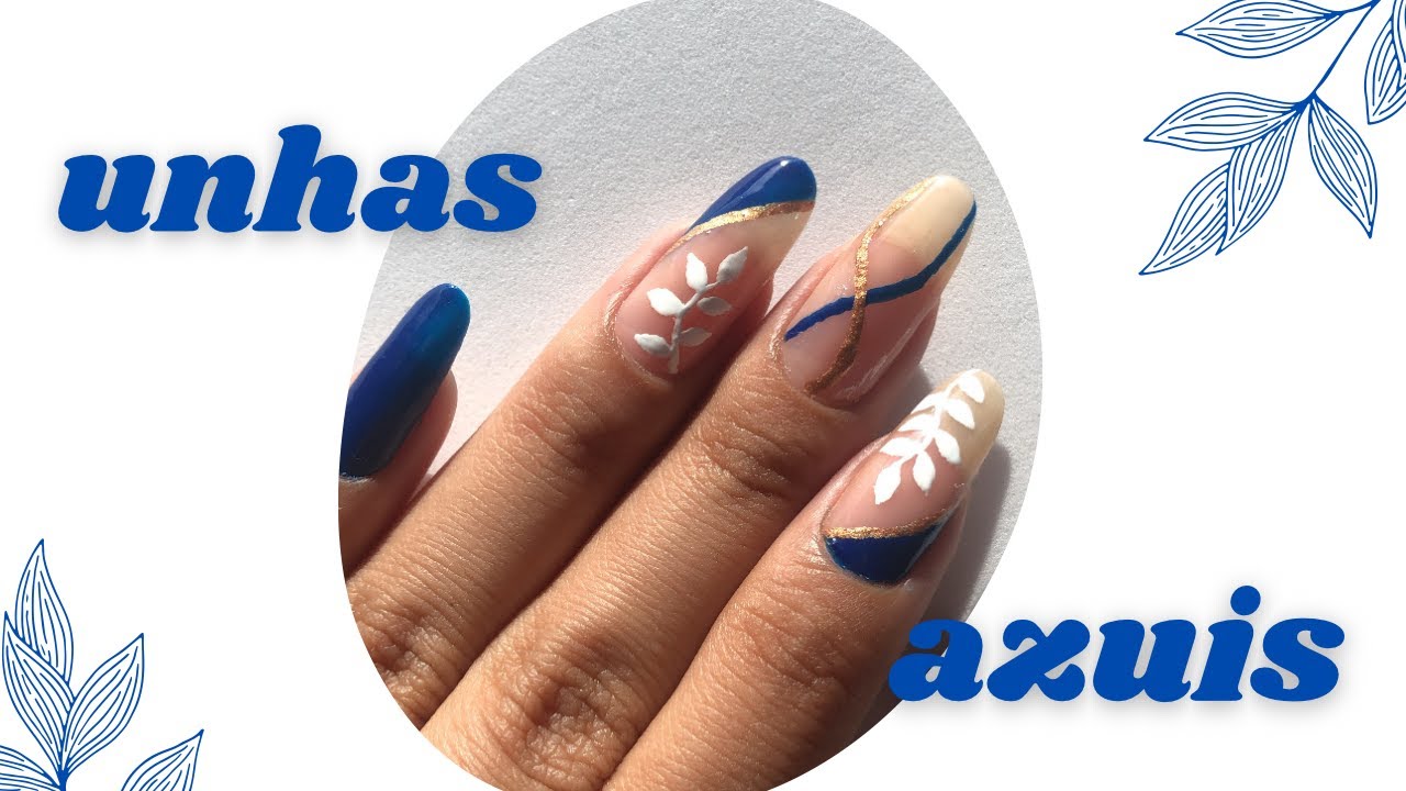 Unhas da semana na cor azul.