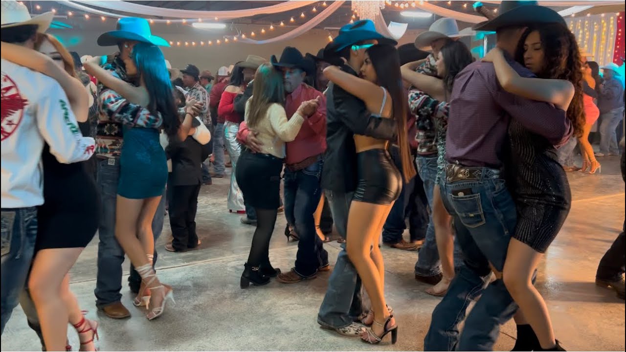 Bailando el cachito de mi corazón con los Imperiales no se acaba nunca el baile