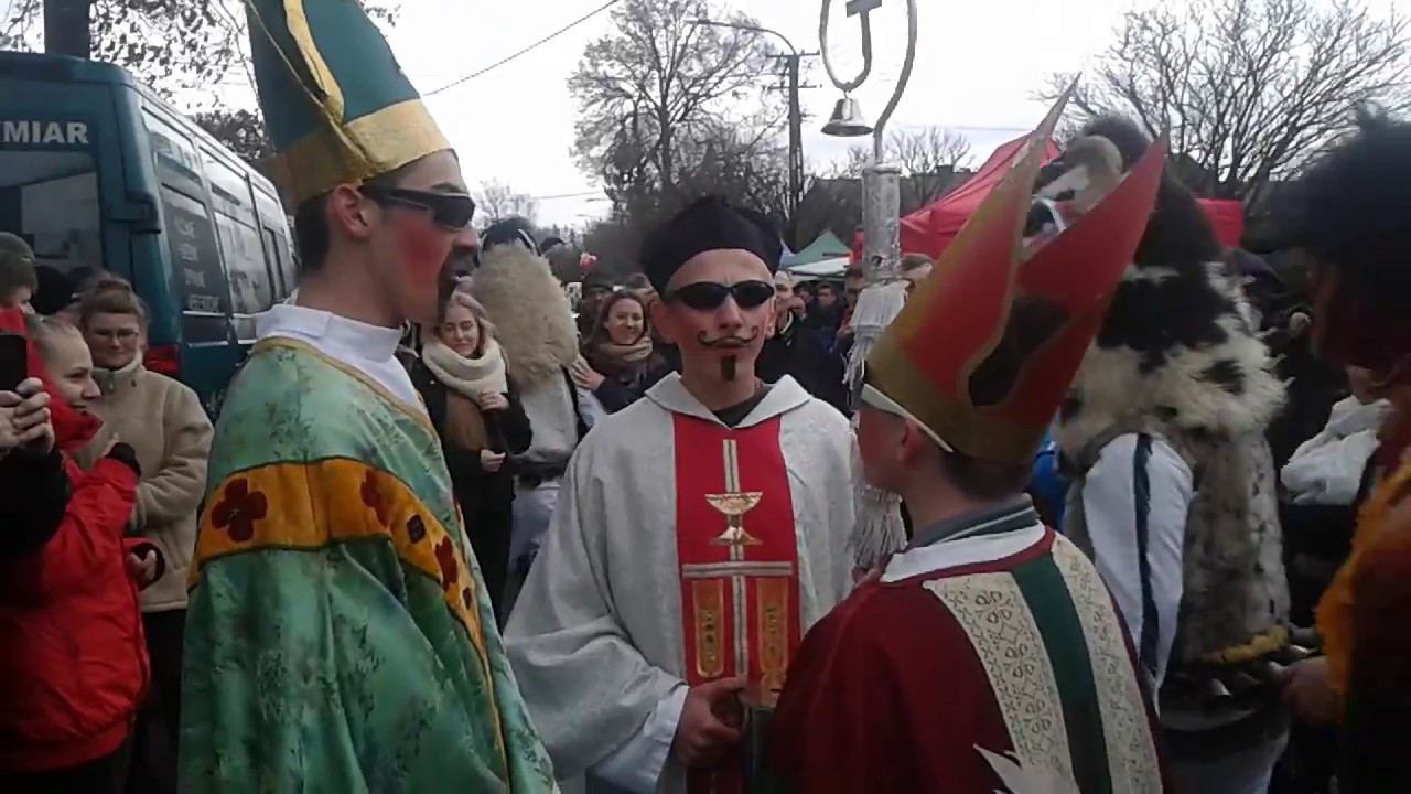 Bandy mikołajowe w Łące - święci konkurują w śpiewaniu