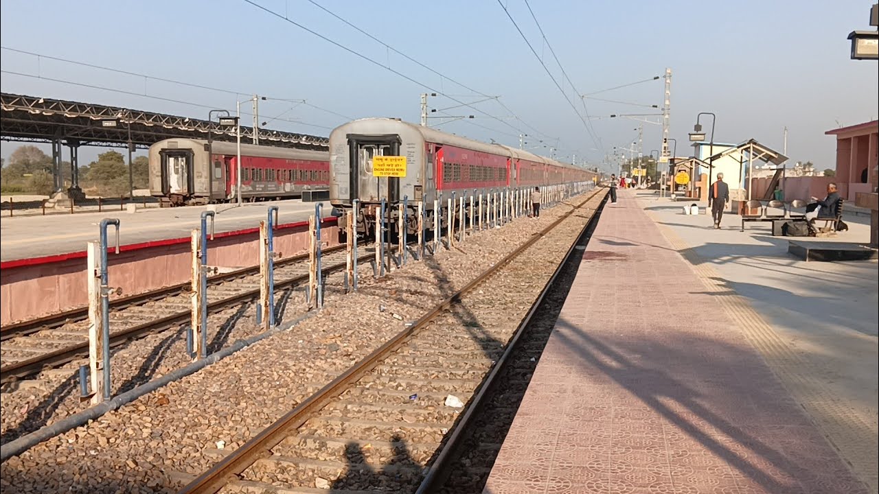  कमेंट में बताएं मैं कौन से स्टेशन पर आया हूं कितना अच्छा स्टेशन लग रहा है @rohitsshortswithvlogs 