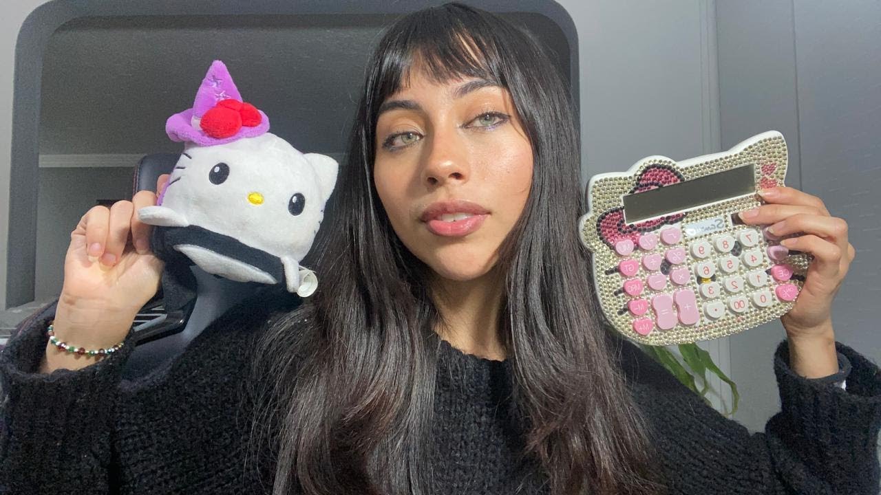 (ASMR) pov la chica hello kitty te muestra su colección ( soft spoken, susurros, haul de sanrio)