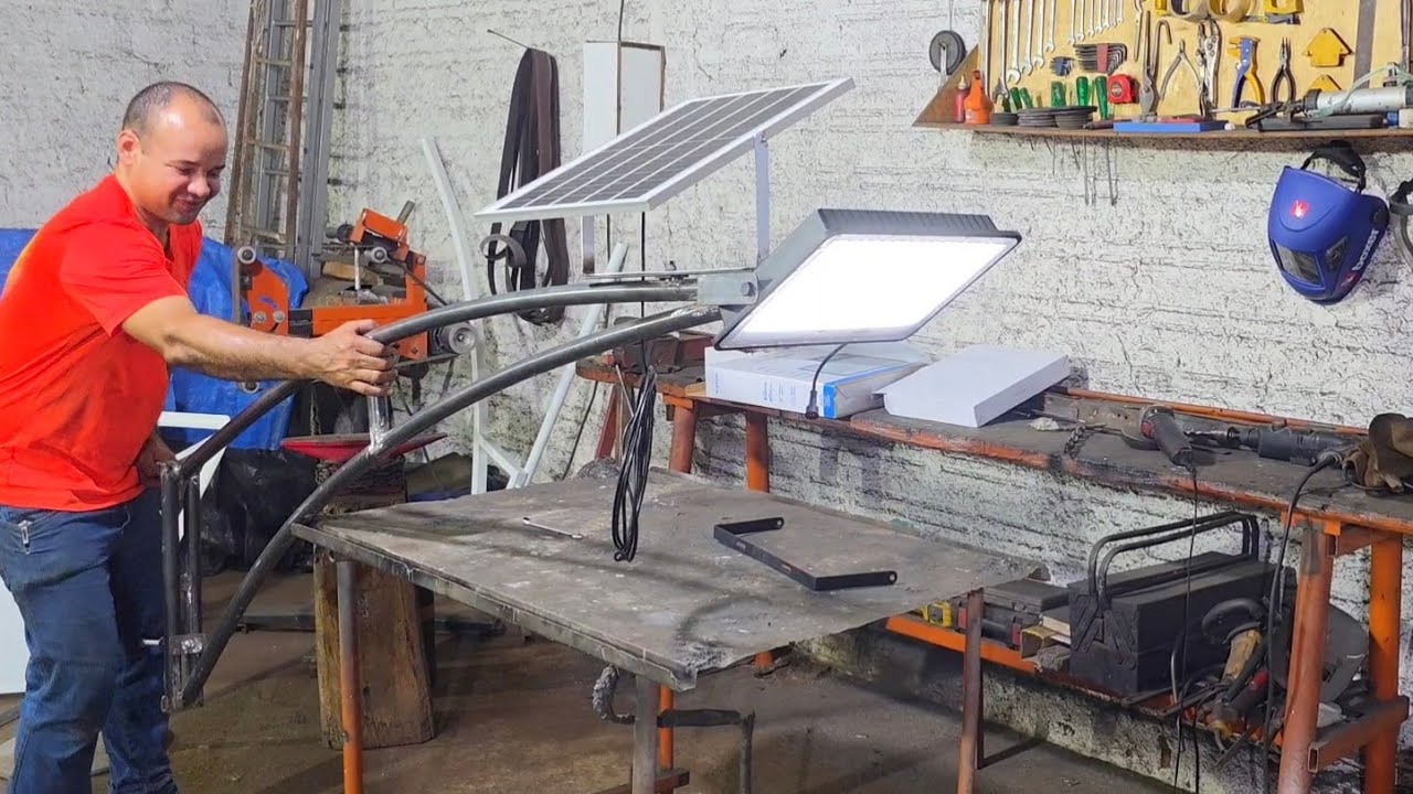 Suporte para colocar refletor solar em poste.