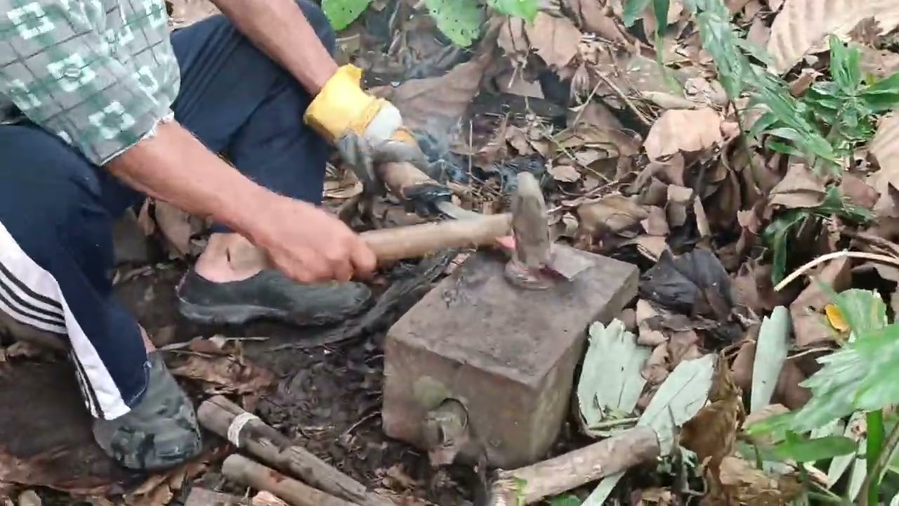 Pembikinan parang(ngambuh duku) kaum Iban.