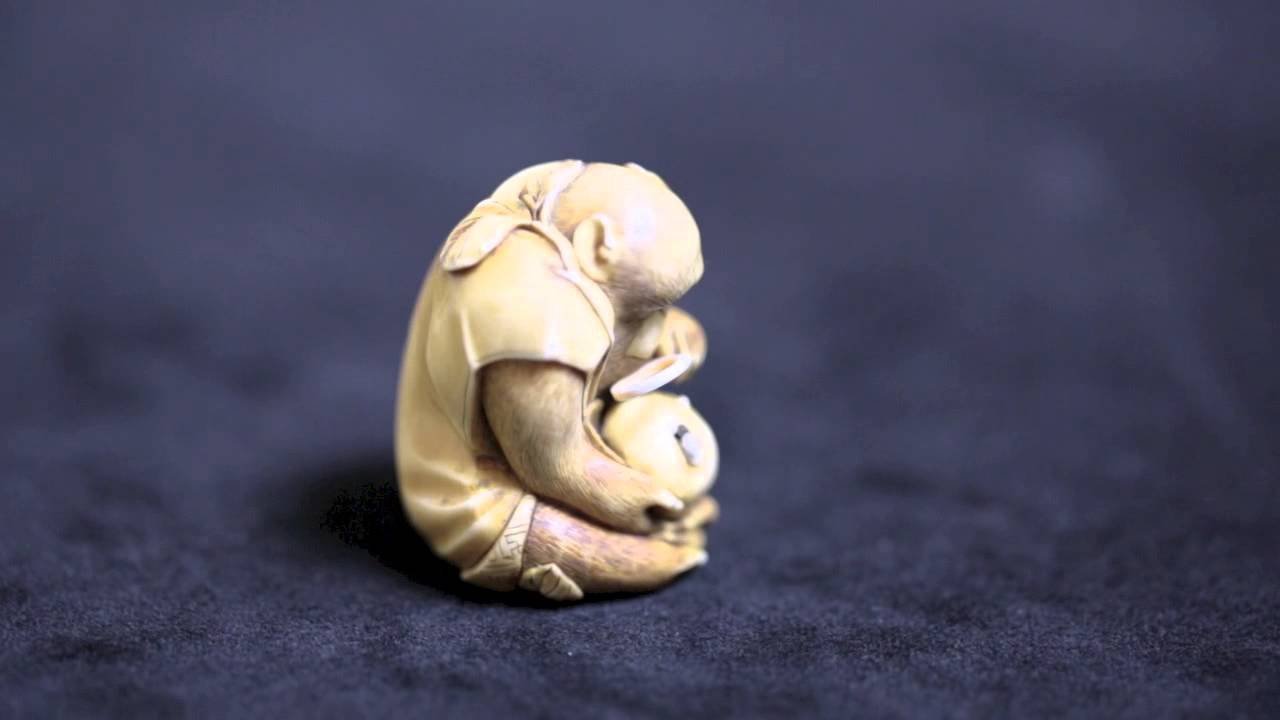 JAPANESE CARVED IVORY NETSUKE
