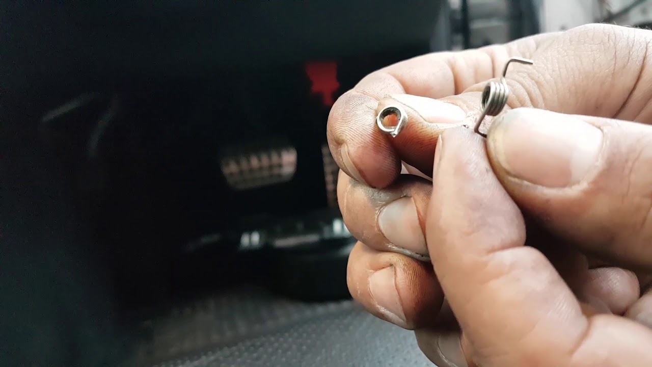 Mercedes C220 W203 faulty door lock. Fault finding and repair.