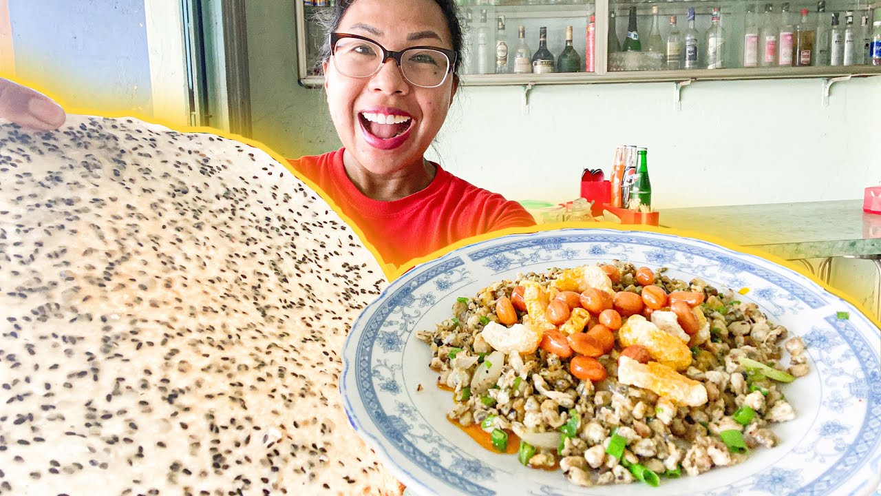 The ULTIMATE street food in Hue, Vietnam!🇻🇳MUST try Cơm Hến! Eating the SMALLEST clams ever!😲