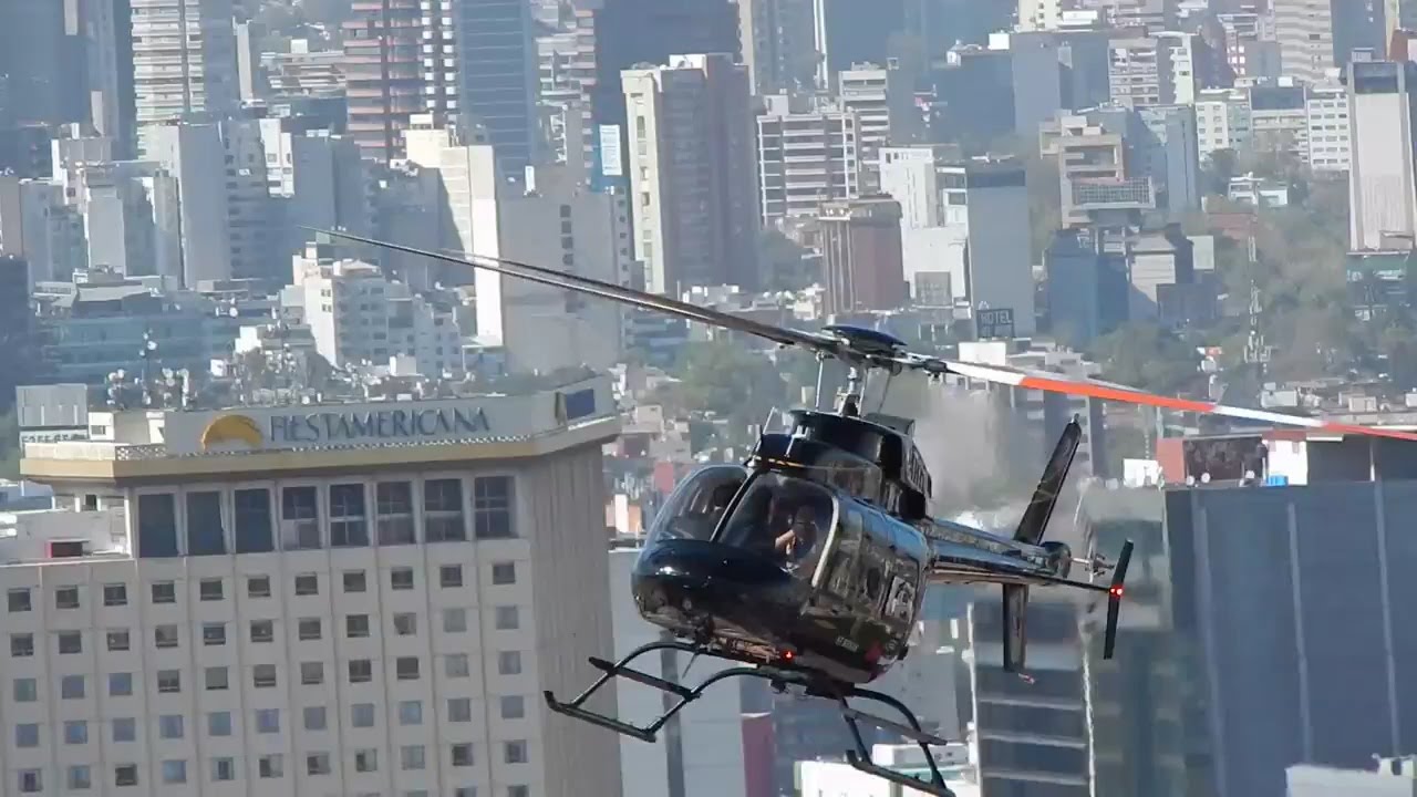 Helicóptero volando a unos metros de Torre Latino visto desde el mirador