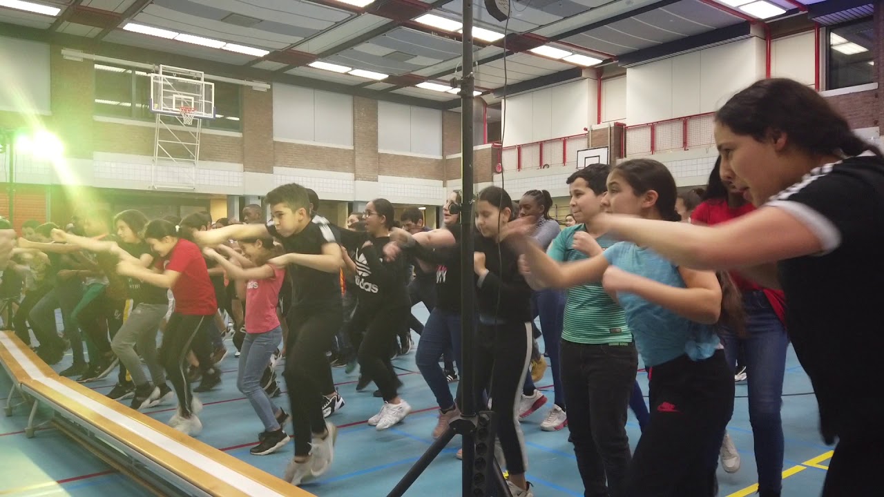 Kinderen Valentijnschool krijgen een workout van Rico Verhoeven