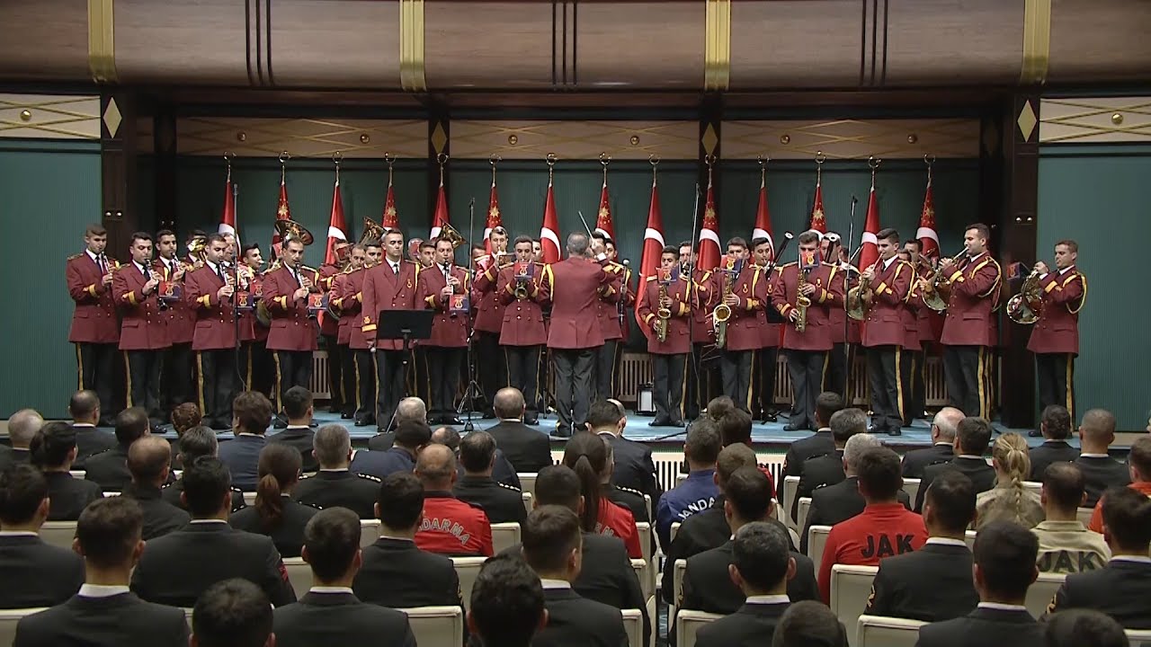 Cumhurbaşkanı Erdoğan'a Diriliş Ertuğrul dizisinin müziği ile karşılama