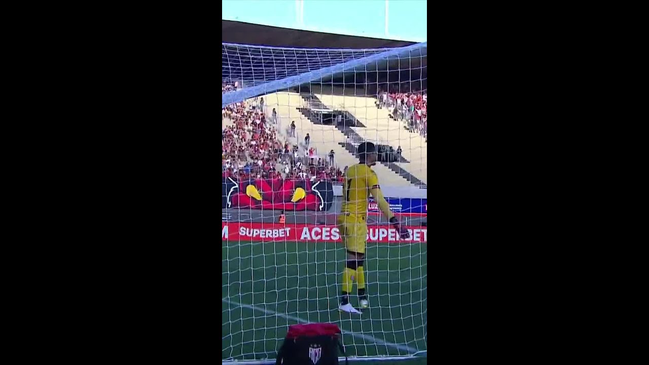 DE LA CRUZ MARCA GOLA&Ccedil;O DE FALTA | ATL&Eacute;TICO-GO X FLAMENGO | #shorts | ge.globo