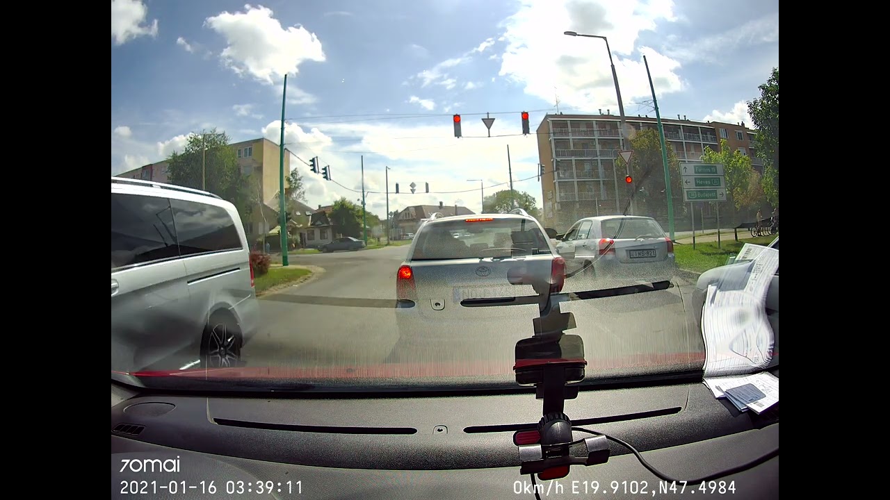 F&eacute;nyjelzőn&eacute;l balra kanyarodva.. figyelős🚦☺️#telez&ouml;ld#balra#&iacute;gy#J&aacute;szber&eacute;ny