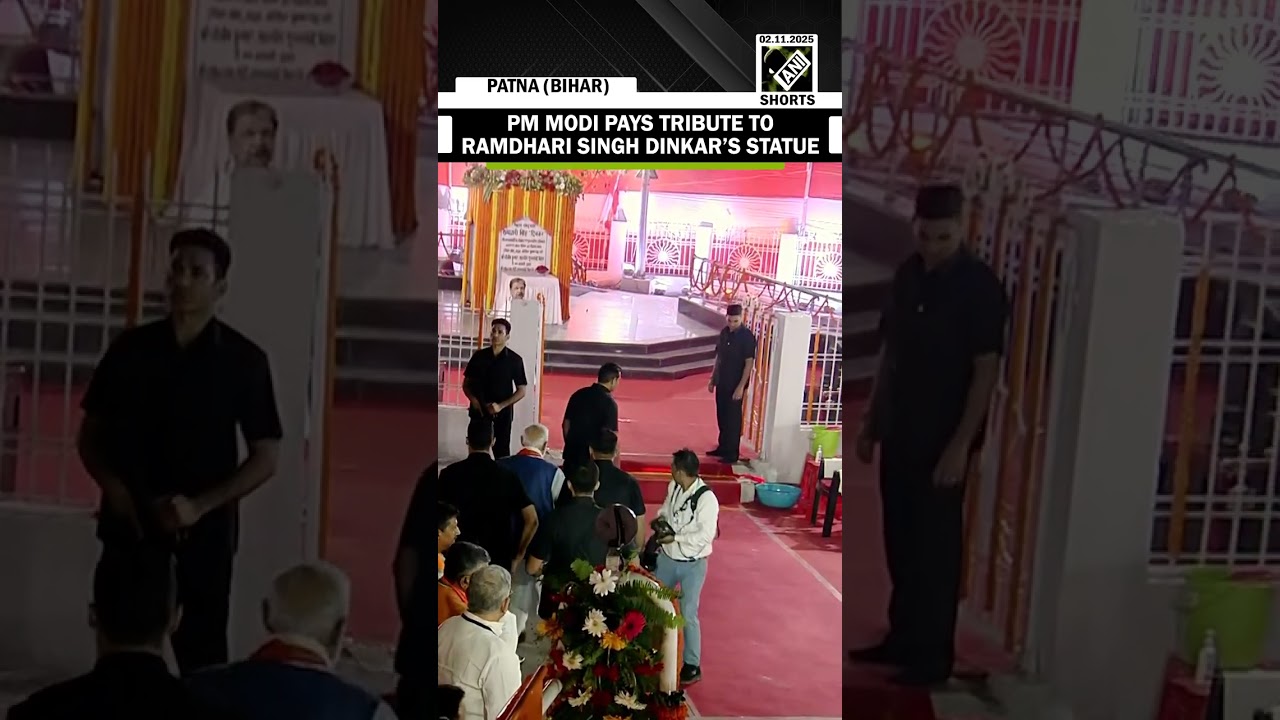PM Modi in Bihar: PM Modi pays tribute to Ramdhari Singh Dinkar&rsquo;s statue in Patna