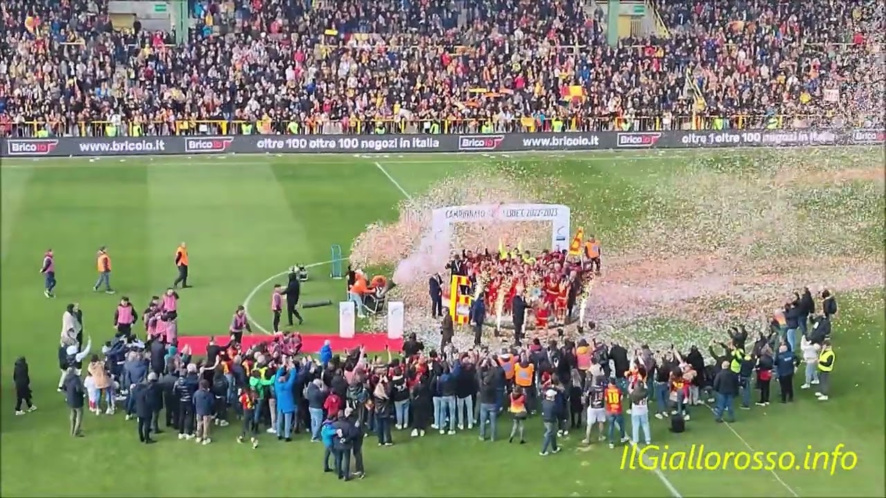 La premiazione dei giocatori del Catanzaro per la promozione in serie B (26.03.2023)