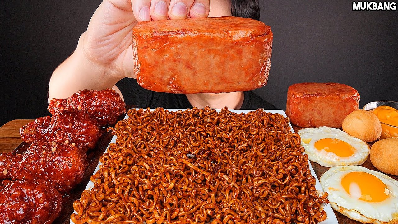 острая лапша и курица, колбаса SPICY BLACK BEAN NOODLE FRIED CHICKEN SPAM EGGS EATING ASMR MUKBANG