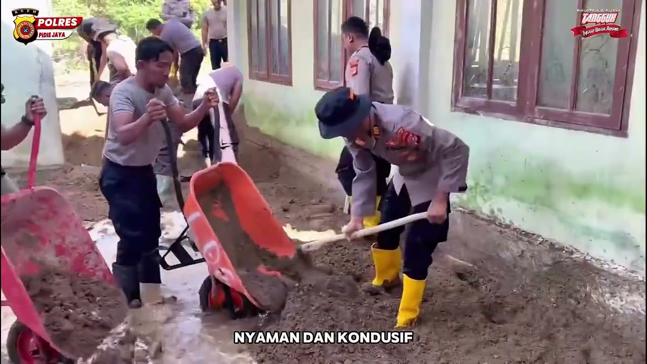 Gotong royong oleh Personel Polres Pidie Jaya