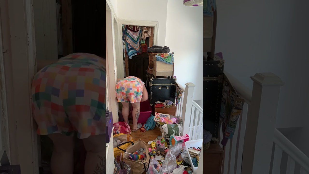 Messy hallway tidy up & reset 