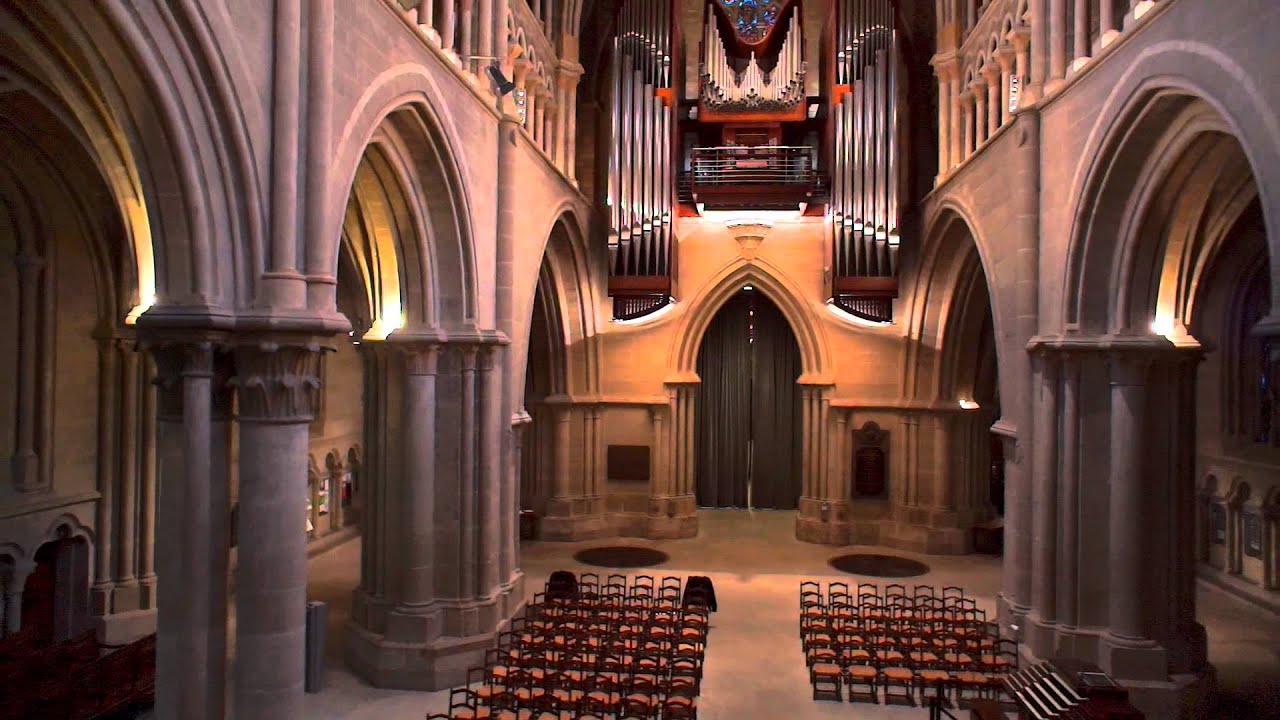 Tournage au drone à l'intérieur de la Cathédrale de Lausanne