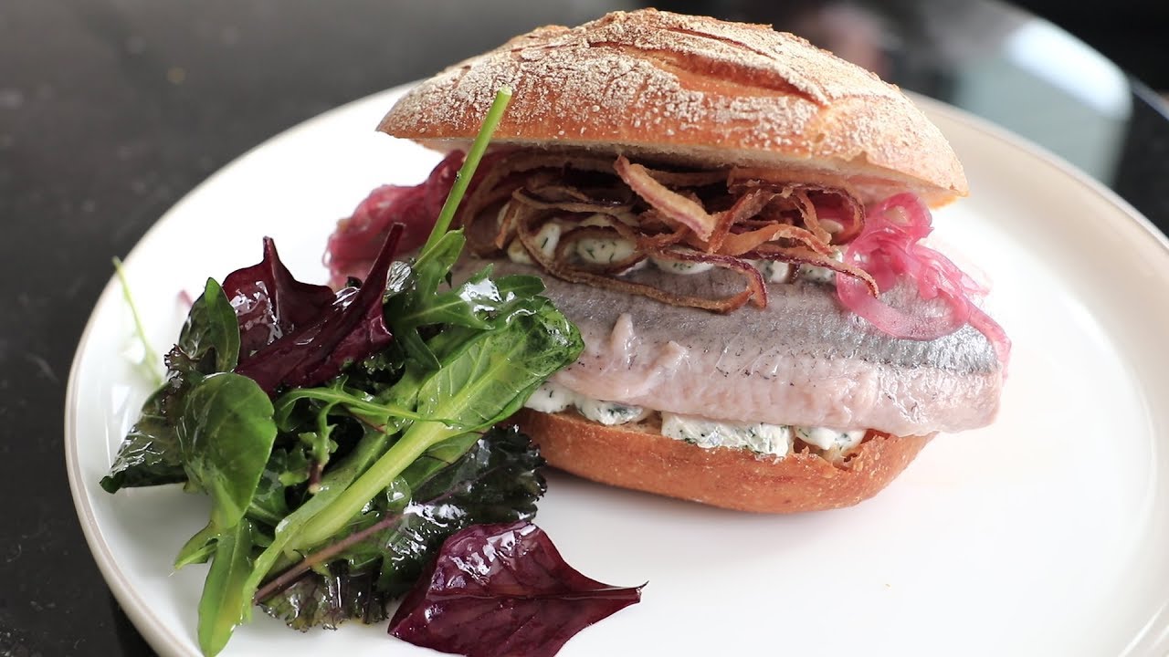 So schmeckt Hamburgs teuerstes Fischbrötchen