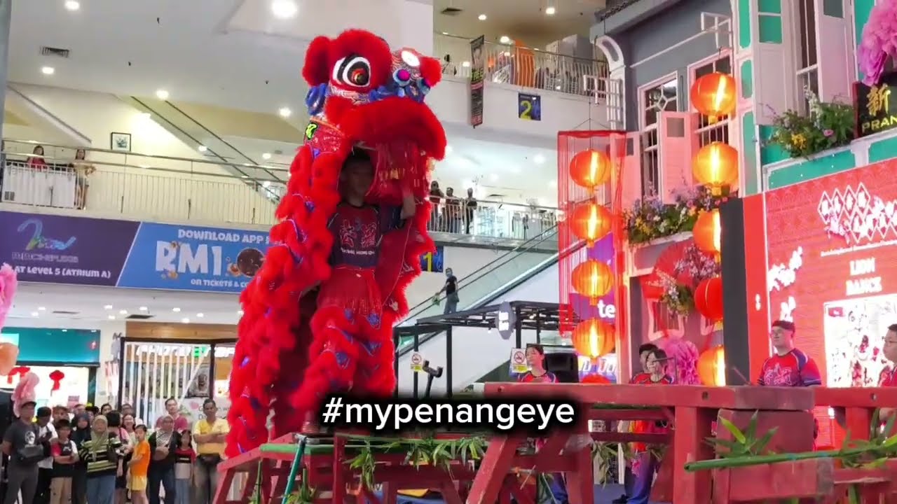 Penang Hong Guan Lion Dance Shocking Fall! 