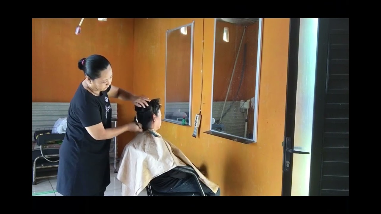 Ibu ibu minta dipotong rambutnya model trap pendek yang simple