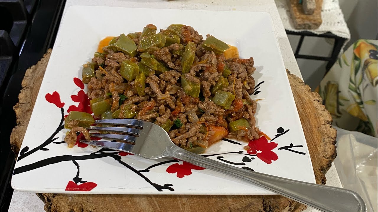 Guiso de carne molida con nopales. (Delicias de Maria ) 2-2-26.