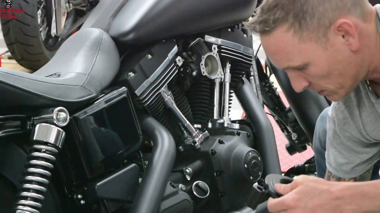 Eightball Custom - Installation Montage Big Sucker Arlen Ness Luftfilter Harley Dyna