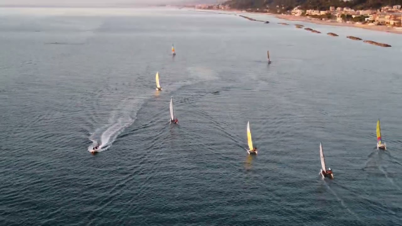Dji mini 2 in volo a Cupra Marittima. Uscita all'alba di hobie cat 16