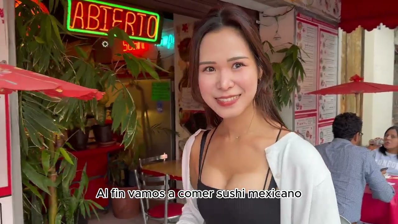 Mi amiga japonesa prueba el sushi mexicano por primera vez.