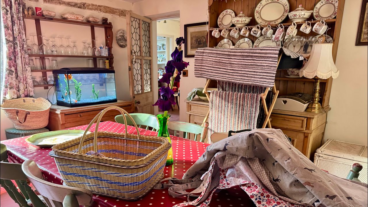 Pre Weekend House Reset-Freshen up Friday | Clean With Kate #freshenupfriday #housereset #cleaning