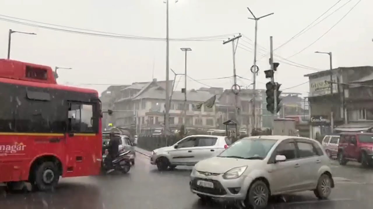 First snow in Srinagar in this season